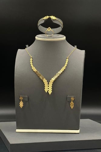 طقم ذهب عيار 21 بتصميم معينات يخطف الأنظار