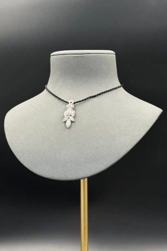 تعليقة ذهب ابيض مع باقيت تصميم الماس عيار 18 وزن 4...