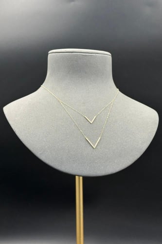 عقد V دورين ذهب عيار 18 تصميم الماس وزن من 0.8 الى...