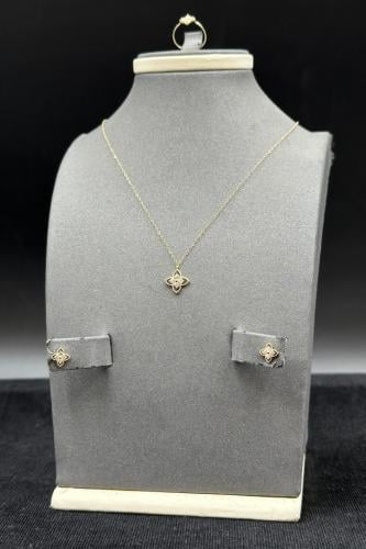 طقم اطفال زهرة ذهب تصميم الماس عيار 18 وزن من 1.4...