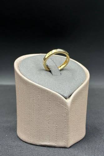 دبلة ذهب تصميم الماس عيار 18 وزن 1.8 جرام