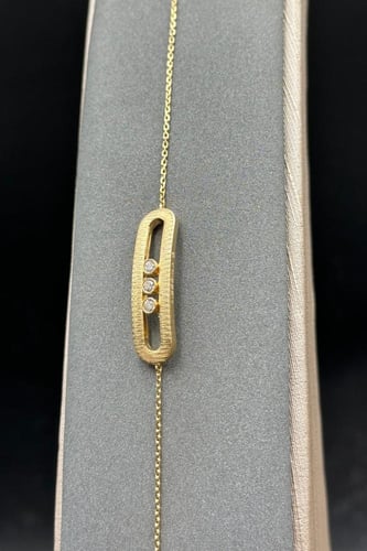 اسوارة مستطيل ذهب تصميم الماس عيار 18 وزن من 4.9 ا...