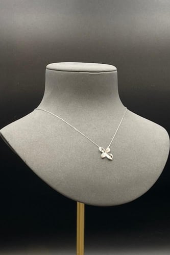 عقد وردة ذهب ابيض تصميم الماس