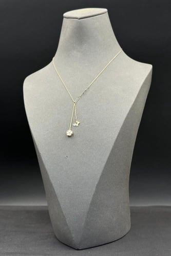 عقد وردة مع فراشة ذهب عيار 18 صدف ملون وزن من 1.2...