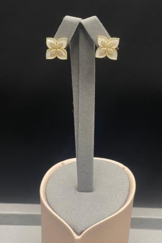 حلق وردة ابيض ذهب تصميم الماس عيار 18 وزن 4.6 جرام