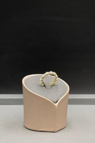 دبلة ذهب تصميم الماس عيار 18 وزن من 3.2 الى 3.4 جر...