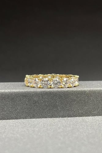 دبلة مع فصوص ذهب تصميم الماس عيار 18 وزن 4.3 جرام