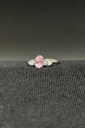 خاتم ذهب ابيض عيار 18 تصميم فص وردي ناعم وزن 1.4 ج...