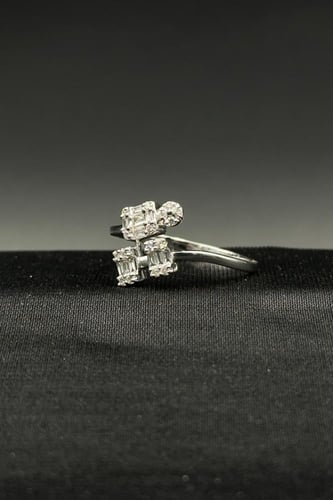 خاتم الماس وزن الذهب : 2.2 جرام وزن الألماس : 0.26...