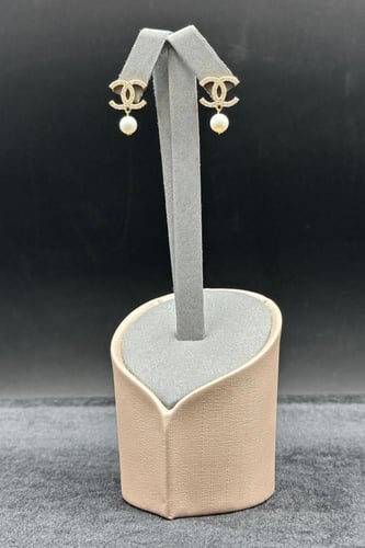 حلق ذهب تصميم الماس عيار 18 وزن من 4.6 الى 4.7 جرا...