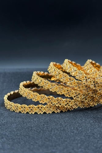 بناجر ذهب صافي بتصميم وردات عيار 21 وزن من 10.3 ال...