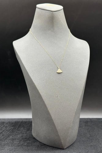 عقد ذهب عيار 18 مثلث تصميم الماس وزن من 0.7 الى 0....