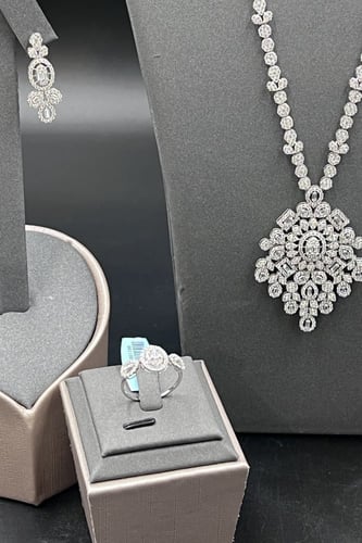 طقم ذهب ابيض شال موديل الماس عيار 18 وزن 30.15 جرا...