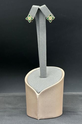 حلق وردة ذهب تصميم الماس عيار 18 وزن من 2.2 الى 3...