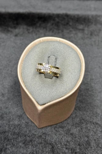 دبلة ذهب مع فص سوليتير عيار 18 وزن 6 جرام