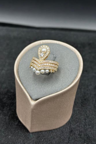 خاتم ذهب فخم عيار 18 تصميم دمعة مع لؤلؤ وزن من 10....