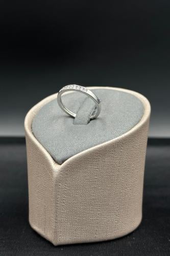 خاتم الماس وزن الذهب : 1.78 جرام وزن الألماس : 0.0...