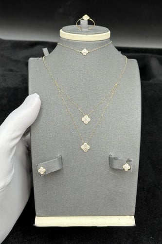 طقم دورين وردة ذهب تصميم الماس عيار 18 وزن 2.2 جرا...