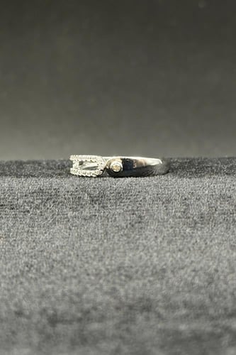 خاتم ذهب ابيض عيار 18 بتصميم الماسي وزن من 1.2 الى...