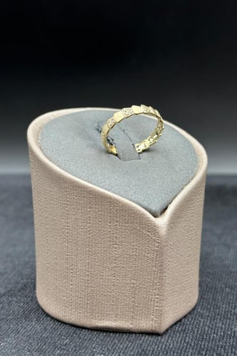 دبلة ذهب تصميم الماس عيار 18 وزن 1.6 جرام