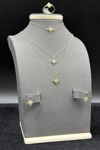 طقم دورين زهرة ذهب تصميم الماس عيار 18 وزن 2.7 جرا...