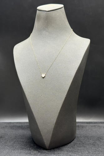 عقد قلب ذهب مع صدف ابيض عيار 18 وزن 0.5 جرام