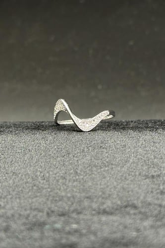 خاتم ذهب ابيض عيار 18 بتصميم الماسي انسيابي وزن 1....