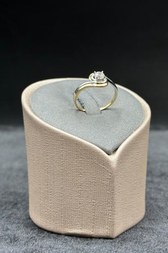 خاتم ذهب عيار 18 تصميم الماس مع فص سوليتير أنيق وز...