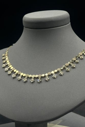 تشوكر الخليه مع معينات ذهب تصميم الماس