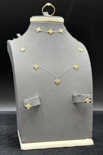 طقم ذهب عيار 18 بتصميم زهرة وزن من 3.4 الى 3.5 جرا...