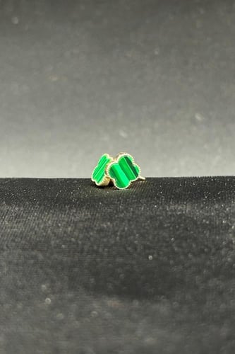 حلق وردة ذهب مع صدف اخضر عيار 18 وزن من 0.9 الى 1...