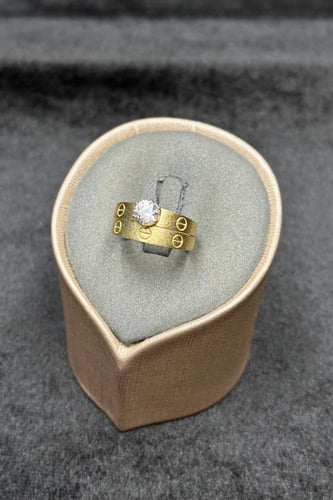 دبلة توينز ذهب مع فص سوليتير عيار 18 وزن من 2.7 ال...