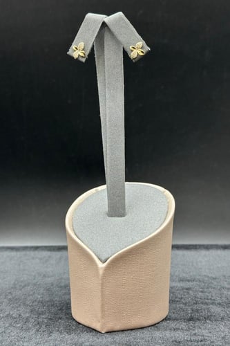 حلق وردة ذهب تصميم الماس عيار 18 وزن من 0.9 الى 1...