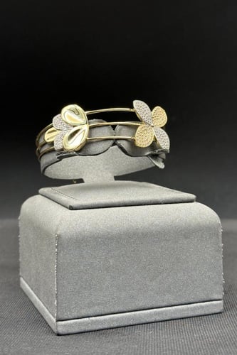 اسوارة مع خاتم وردة ذهب تصميم الماس عيار 18 وزن 16...