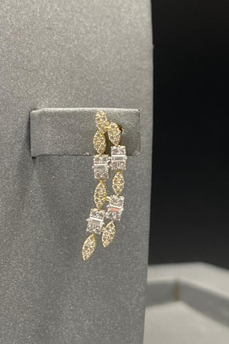 طقم دمعة مع باقيت ذهب تصميم الماس عيار 18 وزن 24.3...