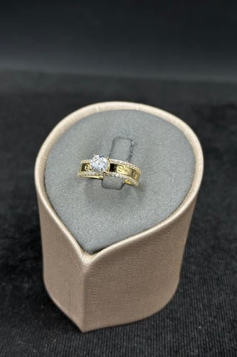 خاتم ذهب عيار 18 بتصميم انيق مع فص سوليتير وزن من...