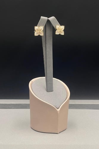 حلق وردة ابيض ذهب تصميم الماس عيار 18 وزن 4.6 جرام