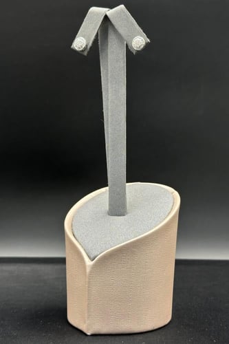 حلق الماس وزن الذهب : 1.67 جرام وزن الألماس : 0.30...