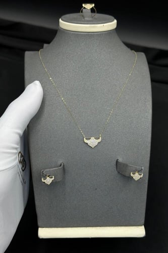 طقم أطفال ذهب تصميم الماس عيار 18 وزن من 1.9 الى 2...