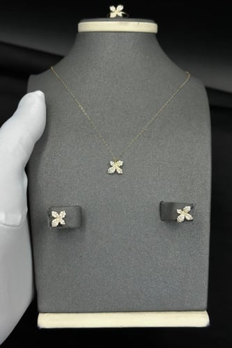 طقم اطفال وردة ذهب تصميم الماس عيار 18 وزن من 2 ال...