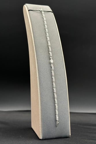 اسوارة ذهب ابيض تصميم الماس عيار 18 وزن 6.2 جرام