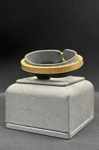 اسوارة وردة ذهب تصميم الماس عيار 18 وزن من 14.5 ال...