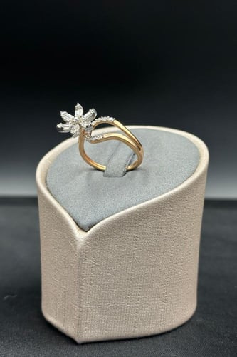 خاتم الماس وزن الذهب : 4.11 جرام وزن الألماس : 0.6...