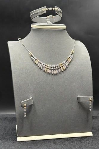 طقم ذهب ابيض واصفر تصميم الماس عيار 18 وزن 11.6 جر...