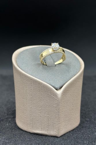 خاتم ذهب عيار 18 بتصميم انيق مع فص سوليتير وزن من...