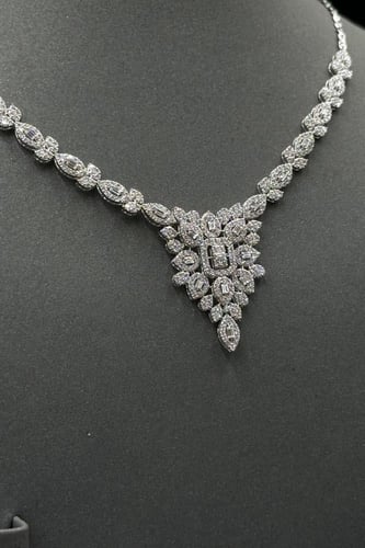 طقم ذهب ابيض تصميم دمعات الماسى عيار 18 بوزن 21.7...