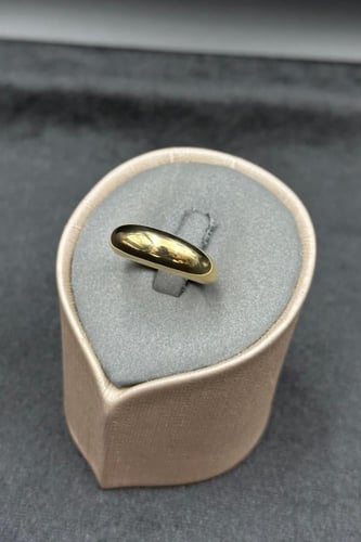 اسوارة مع خاتم ذهب عيار 18 صافي بتصميم كلاسيكي وزن...