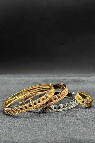 طقم 3 اساور مع خاتم ذهب عيار 18 ترند بوزن 55.2 جرا...