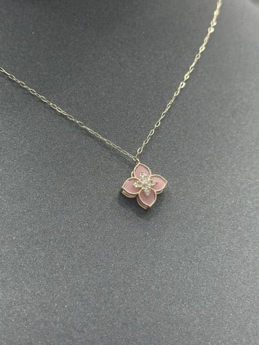 عقد شكل ورده ذهب تصميم الماس