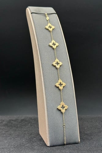 اسوارة خمسة وردات ذهب تصميم الماس عيار 18 وزن من 5...